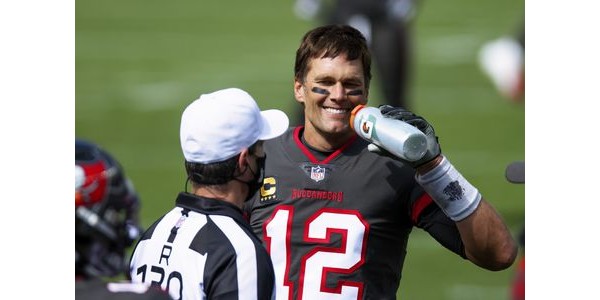 Tom Brady maintient un contrat d'un an avec les Buccaneers de Tampa Bay Tom Brady maintient un contrat d'un an avec les Buccaneers de Tampa Bay
